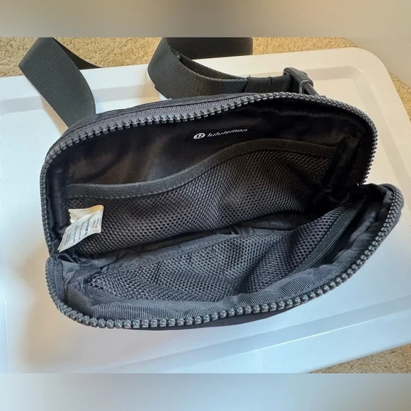 Lululemon Crossbody Bag – Black – Classic Everywhere Belt Bag - Picture 3 of 4